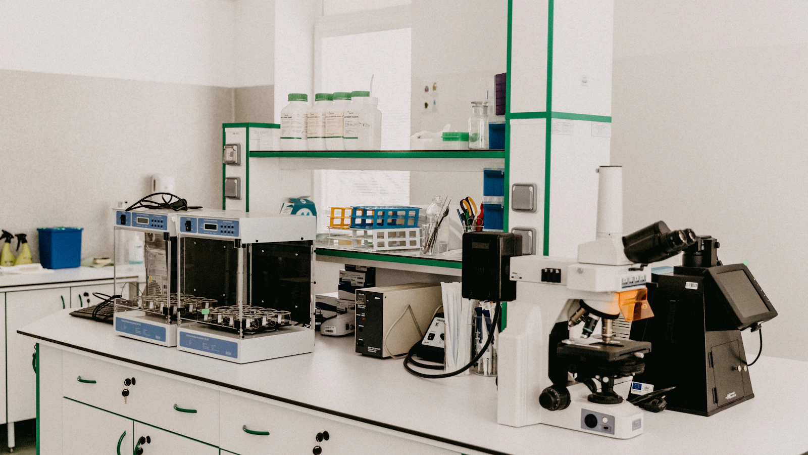 Mesa de laboratorio con microscopio y equipos de investigación.